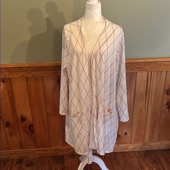 Elegant Cream Cardigan with Diamond Design - Picture 1 of 10